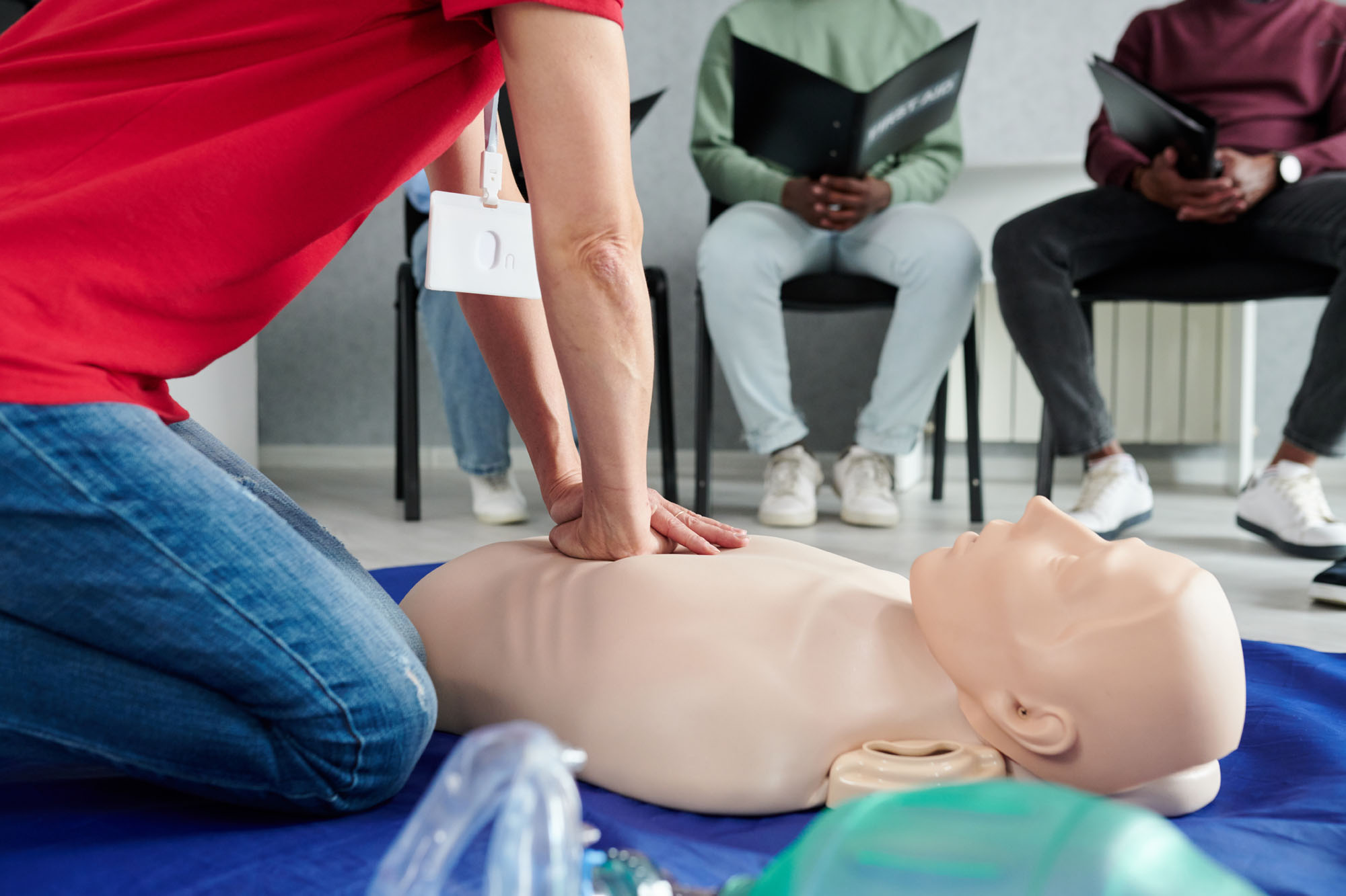 paramedic-demonstrating-cardiopulmonary-resuscitat-2023-11-27-05-17-17-utc